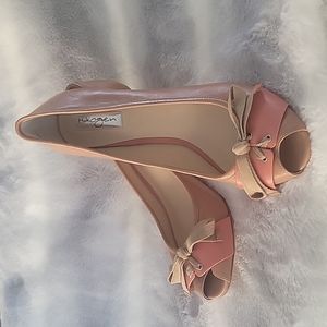 Halogen Kitten Heels Size 9M in taupe with peach toe cover